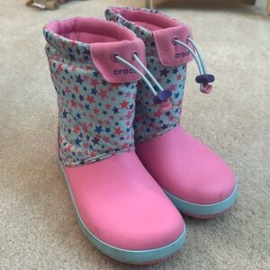 Crocs Lodgepoint Girls  Pink Blue Stars Snow Boots. Drawstring Top Size J3